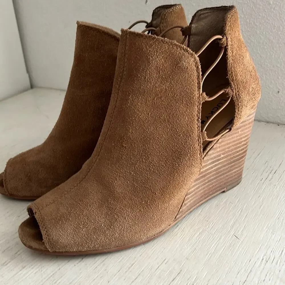 Lucky Brand Reevas Tan Suede Wedge peep toe bootie size 9